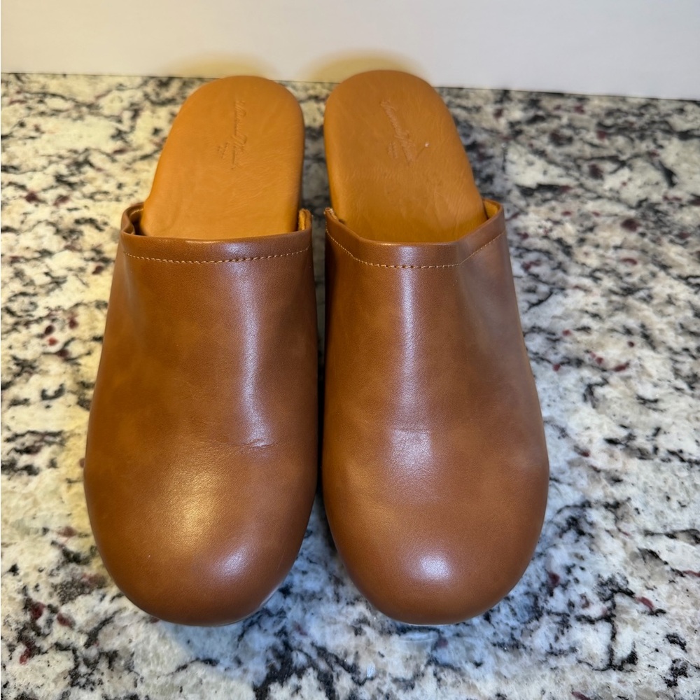 Universal Thread NWOT Tan faux Leather Mules size 8